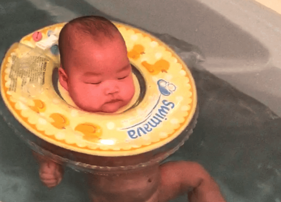 赤ちゃん用浮き輪「Swimava（スイマーバ）」を使ってお風呂でスイミング | プログラマーになった 「中卒」 男のブログ